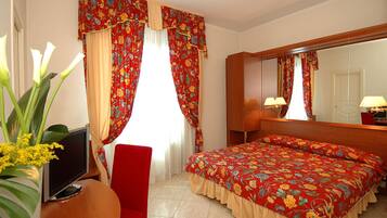 Minibar, caja de seguridad en la habitación y escritorio