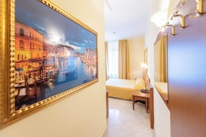 Minibar, Zimmersafe, Schreibtisch, laptopgeeigneter Arbeitsplatz