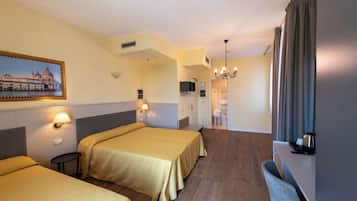 Minibar, Zimmersafe, Schreibtisch, laptopgeeigneter Arbeitsplatz