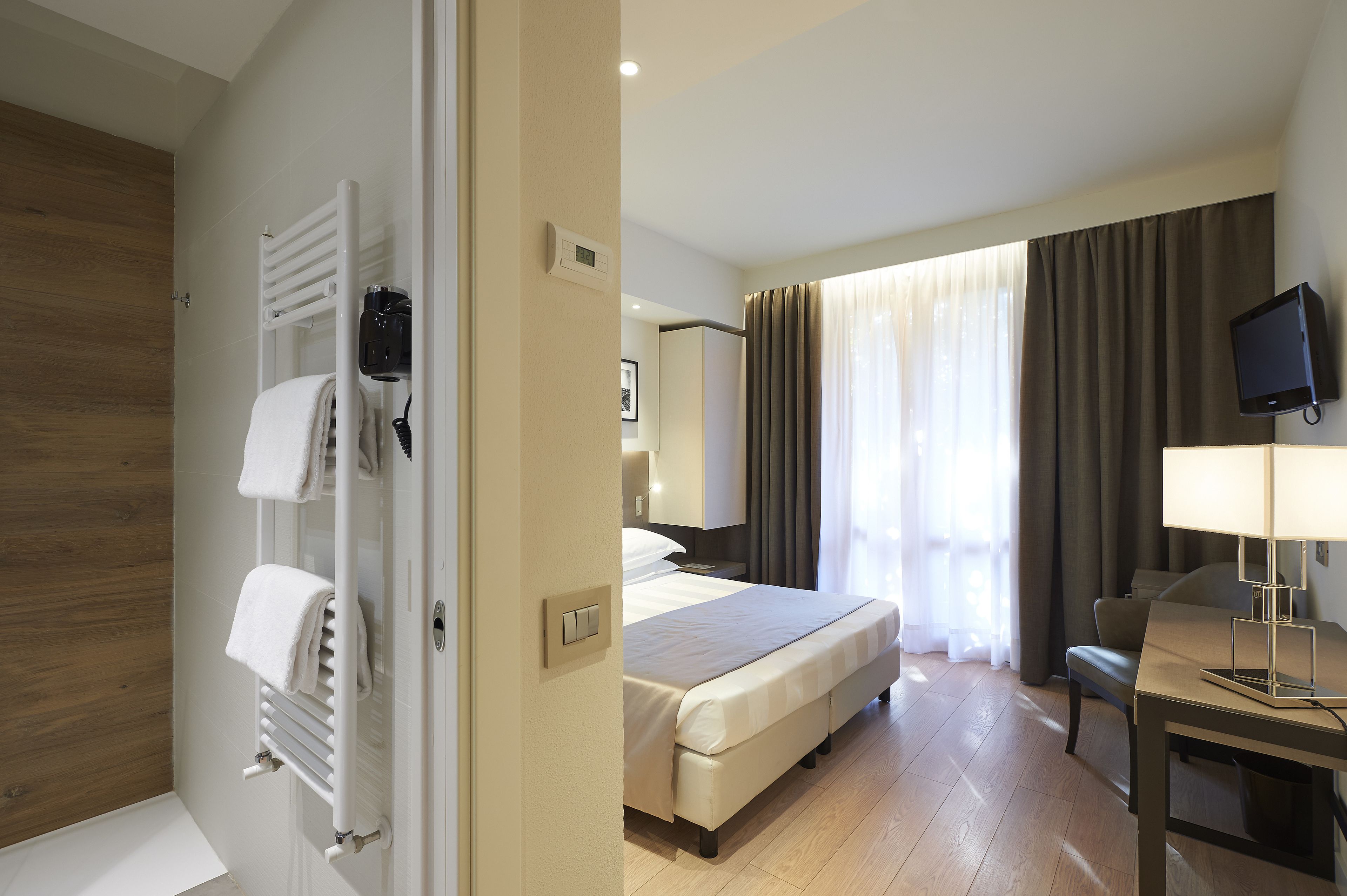 minibar, in-room safe, desk, laptop workspace