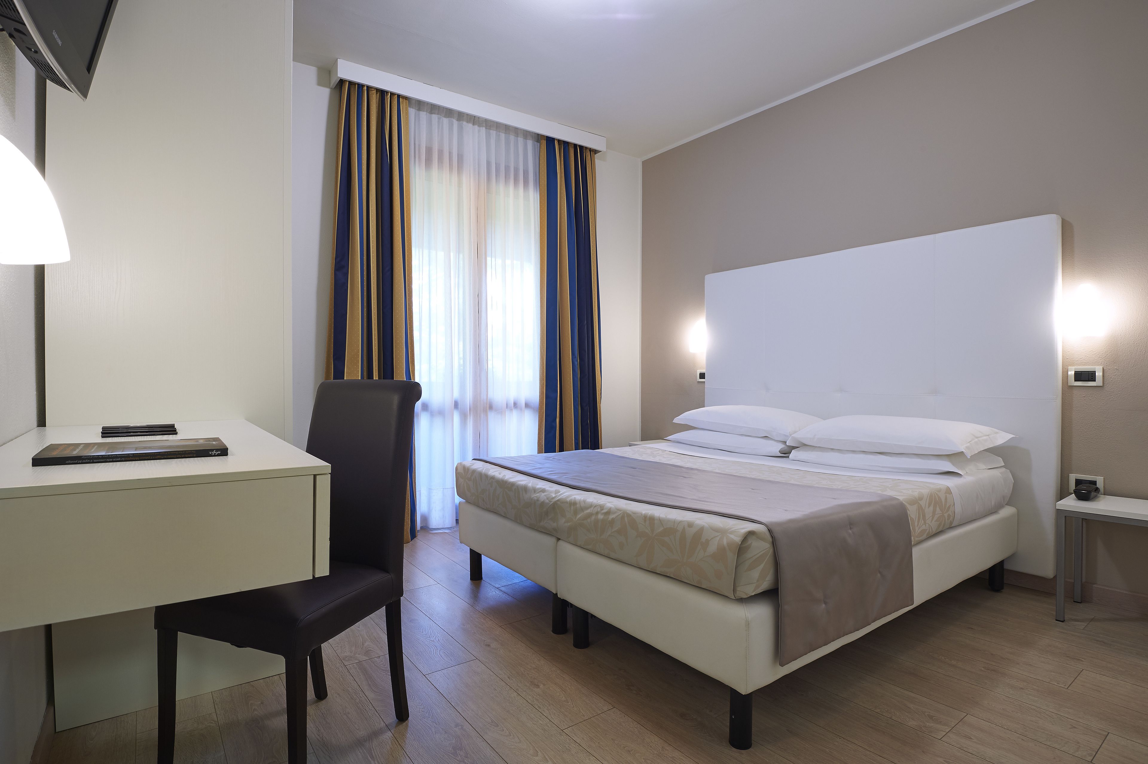 standard double or twin room | minibar, in-room safe, desk, laptop workspace