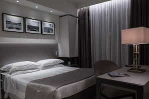 Habitación doble superior | Minibar, caja fuerte, escritorio y espacio para trabajar con un portátil