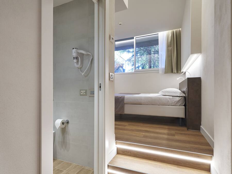 Smart Double Room | Minibar, in-room safe, desk, laptop workspace