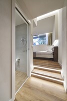 标准双人房 | 迷你吧、客房内保险箱、办公桌、笔记本电脑工作区