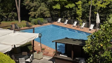 Seasonal outdoor pool, pool loungers