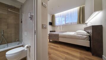 Neljän hengen huone | Minibaari, tallelokero huoneessa, työpöytä