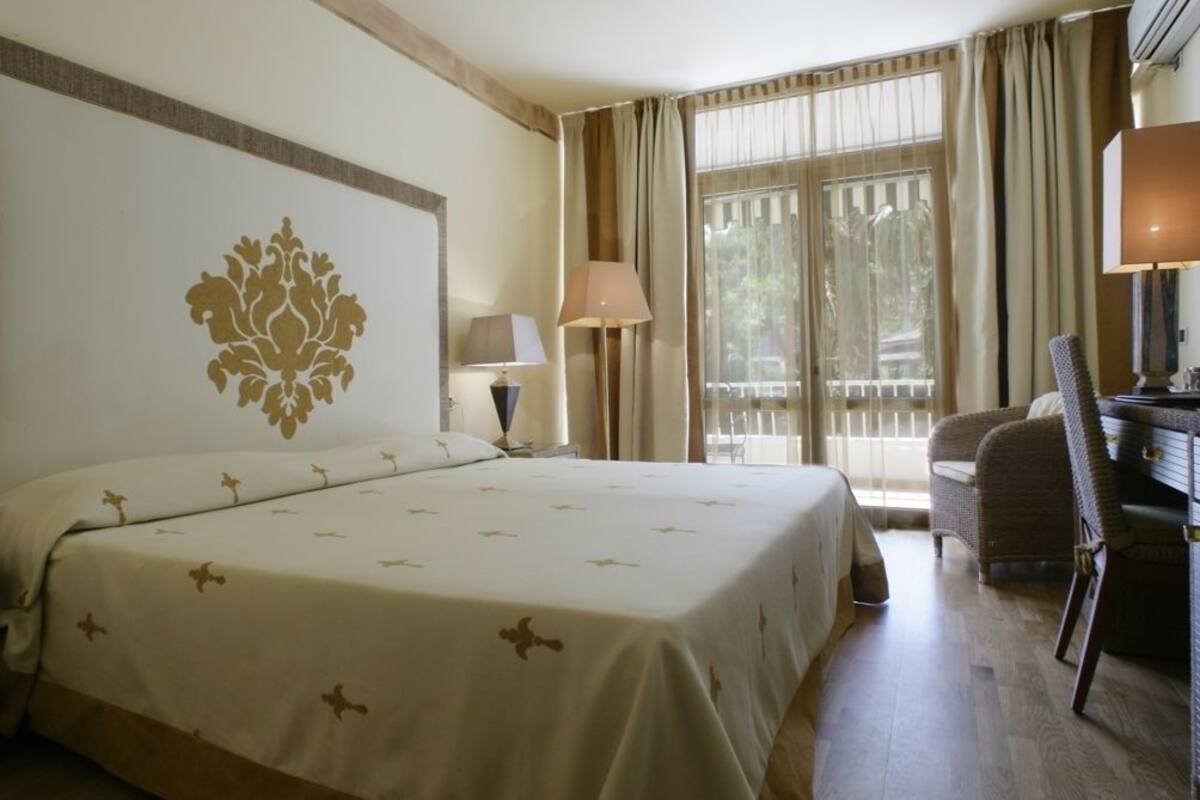 double room, balcony | frette italian sheets, hypo-allergenic bedding, select comfort beds