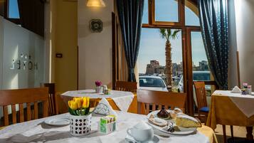 TĂ€gliches inbegriffenes groĂes FrĂŒhstĂŒck