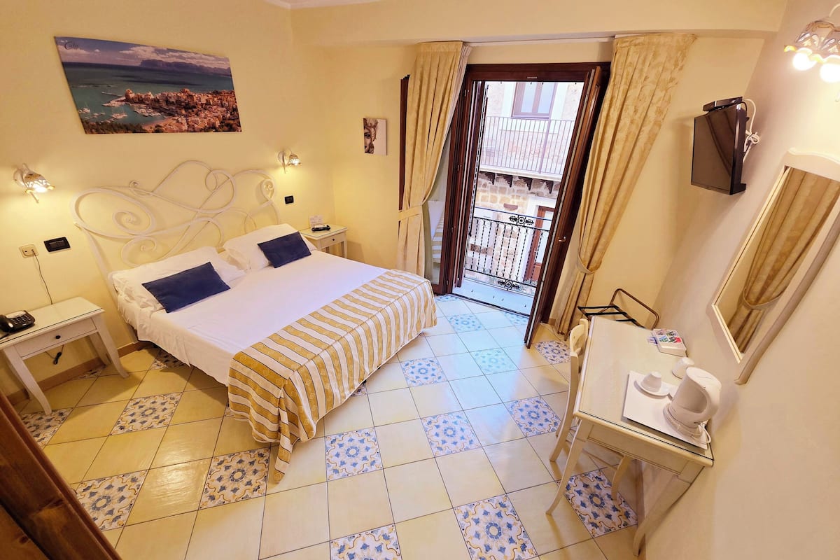 Camera con Balcone alla Francese | Premium bedding, down comforters, Tempur-Pedic beds, minibar