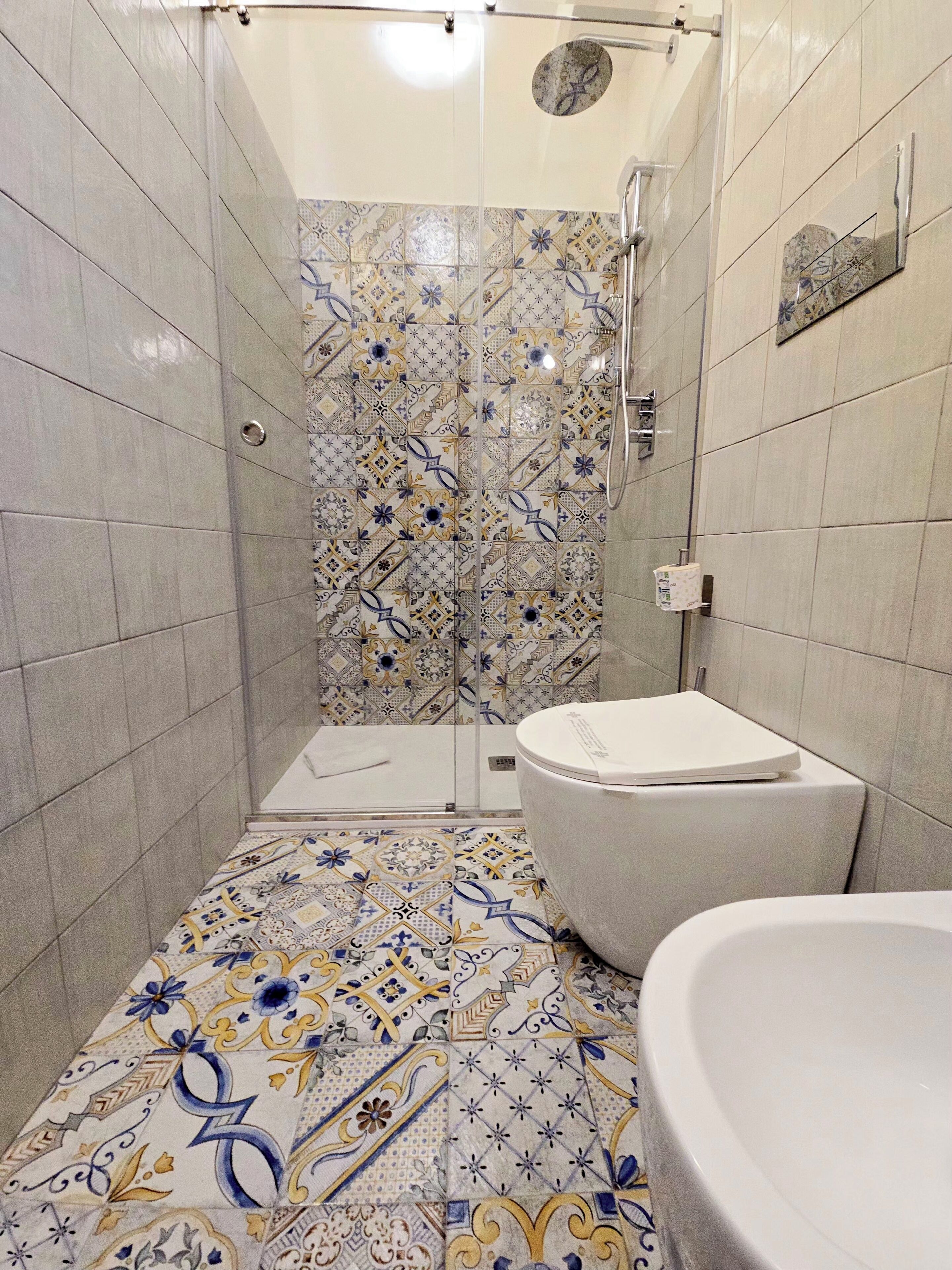 Un baño con ducha, inodoro y lavabo.