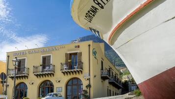 Ein Gebäude mit Balkonen und einem Schild, auf dem 'HOTEL CALA MARINA' steht.