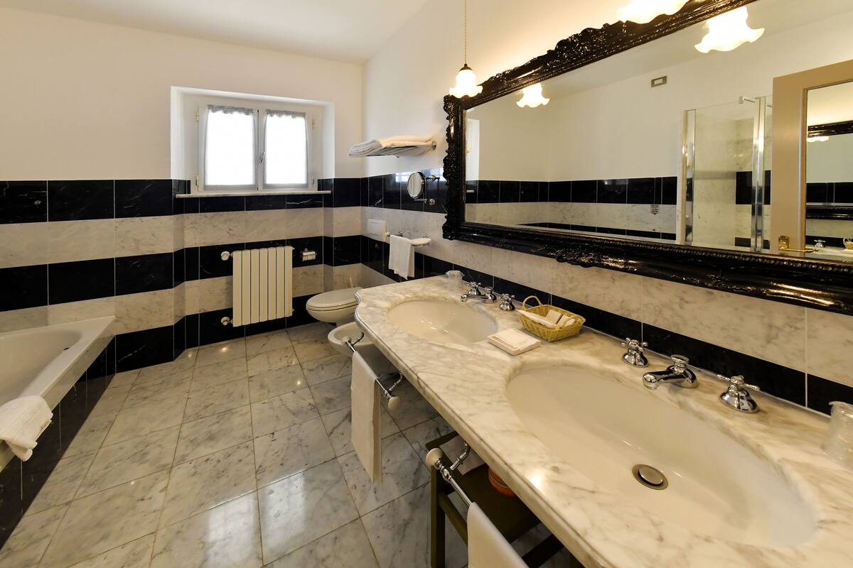 deluxe double room | bathroom | free toiletries, hair dryer, slippers