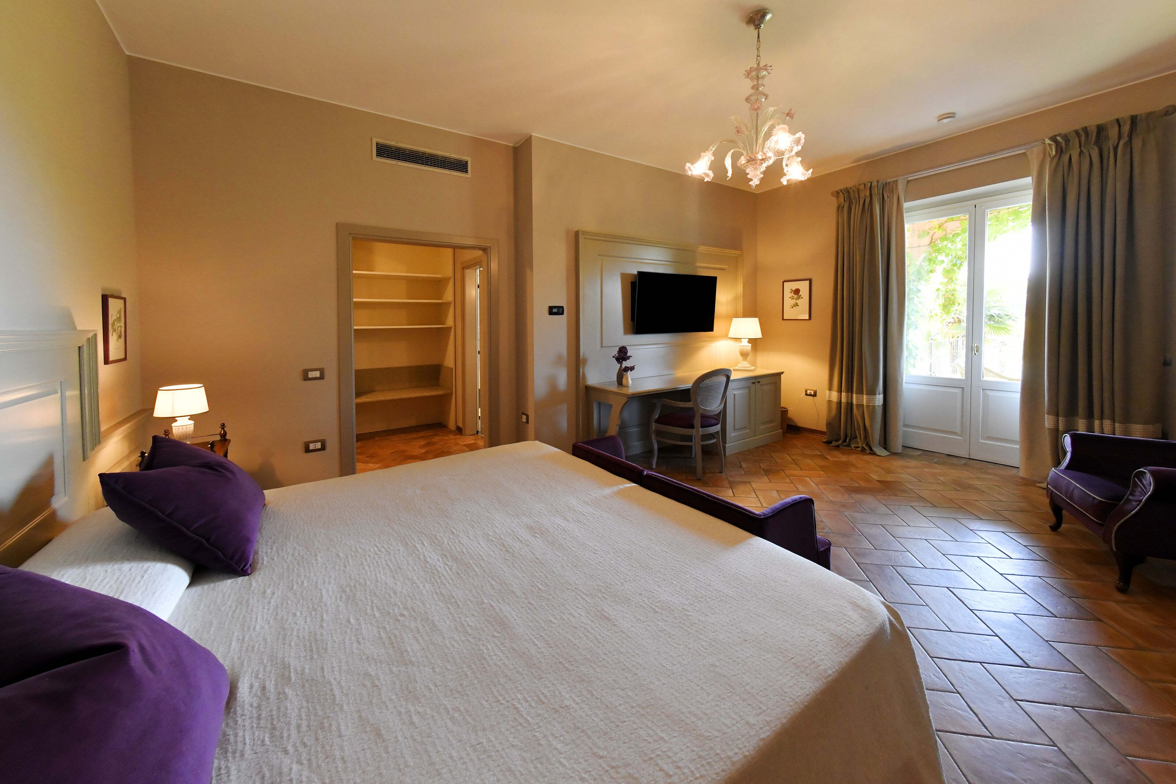 deluxe double room | minibar, in-room safe, desk, soundproofing