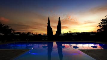 Piscina stagionale all'aperto, ombrelloni da piscina, lettini