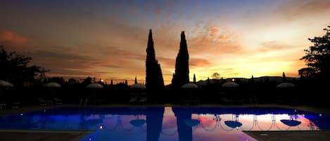 Piscina stagionale all'aperto, ombrelloni da piscina, lettini