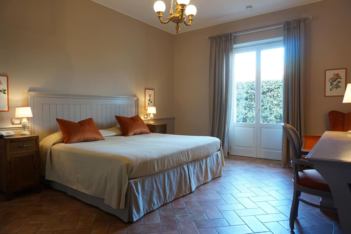 Classic Double Room | Minibar, in-room safe, desk, soundproofing