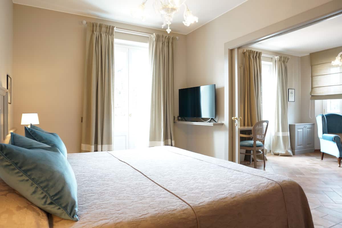 Suite – junior | Minibar, safe på rommet, skrivebord og lydisolert