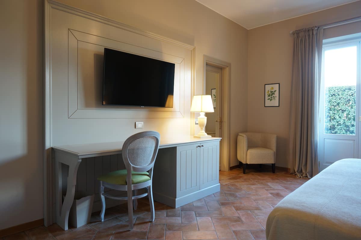 double room single use | minibar, in-room safe, desk, soundproofing