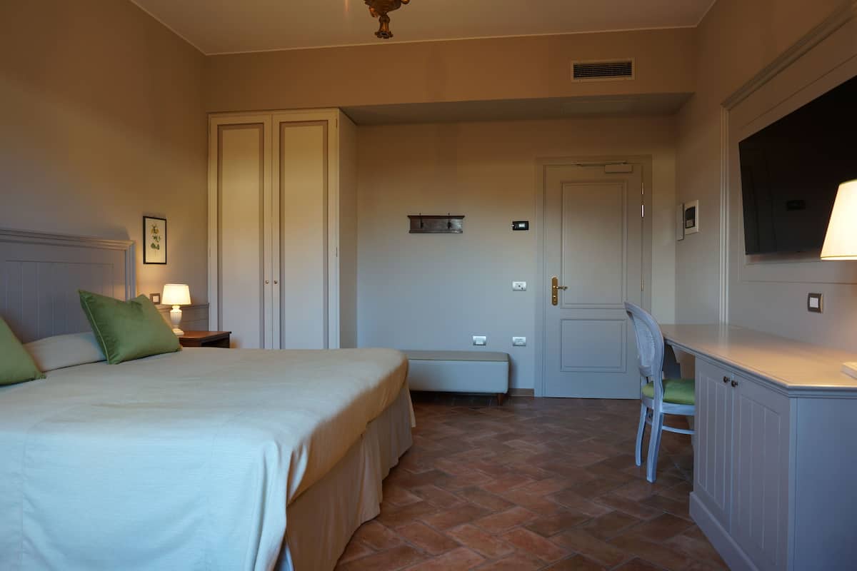 Double Room Single Use | Minibar, in-room safe, desk, soundproofing
