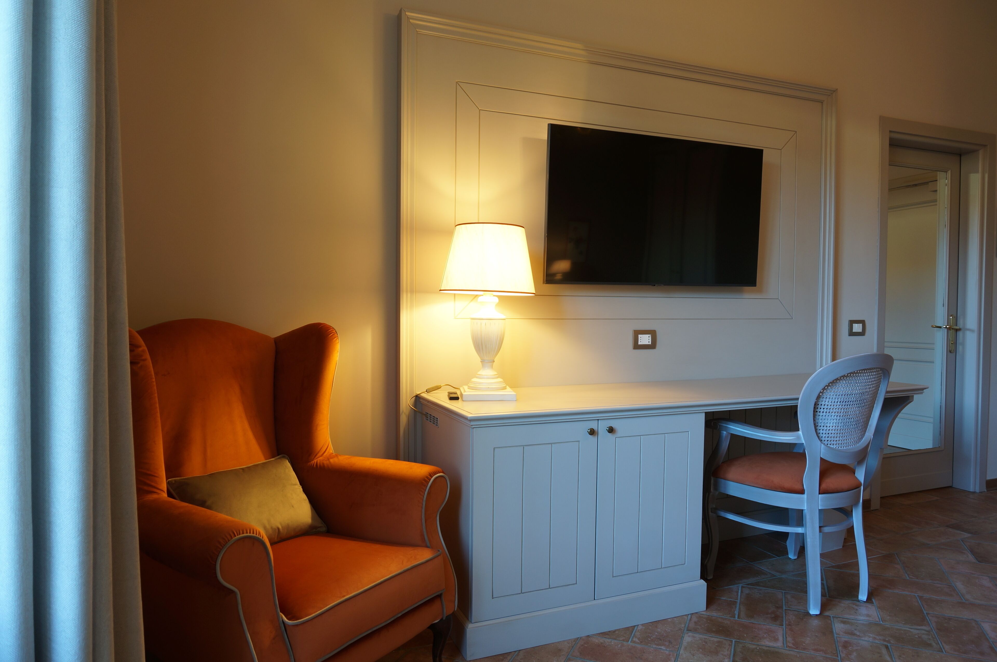classic double room | minibar, in-room safe, desk, soundproofing