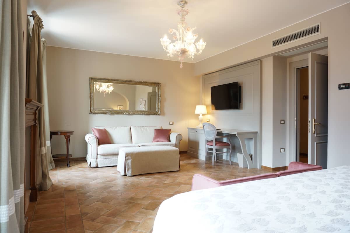 junior suite | minibar, in-room safe, desk, soundproofing