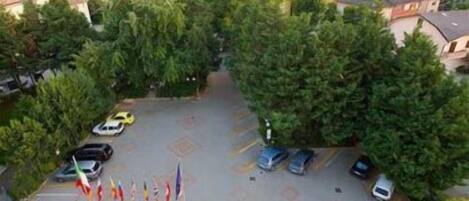 Vista aérea de un estacionamiento rodeado de árboles y edificios.