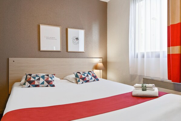 Desk, soundproofing, iron/ironing board, free WiFi