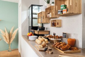 Se ofrece un desayuno bufé todos los días (por un coste adicional)
