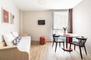 Suite estudio, varias camas | Zona de estar | Una televisión LCD