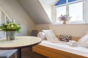 Suite Studio, plusieurs lits | Coin séjour