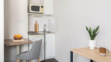 Coffee/tea maker, fridge, microwave, stovetop