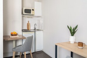 Wasserkocher mit Kaffee-/Teezubehör, Kühlschrank, Mikrowelle, Herdplatte