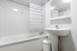 Een haardroger, handdoeken, zeep, shampoo