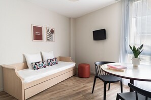 Habitació estàndard | Sala d'estar | Televisor LCD 