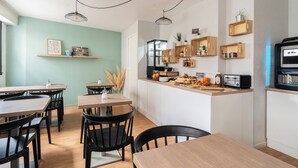 Petit déjeuner buffet servi tous les jours en supplément