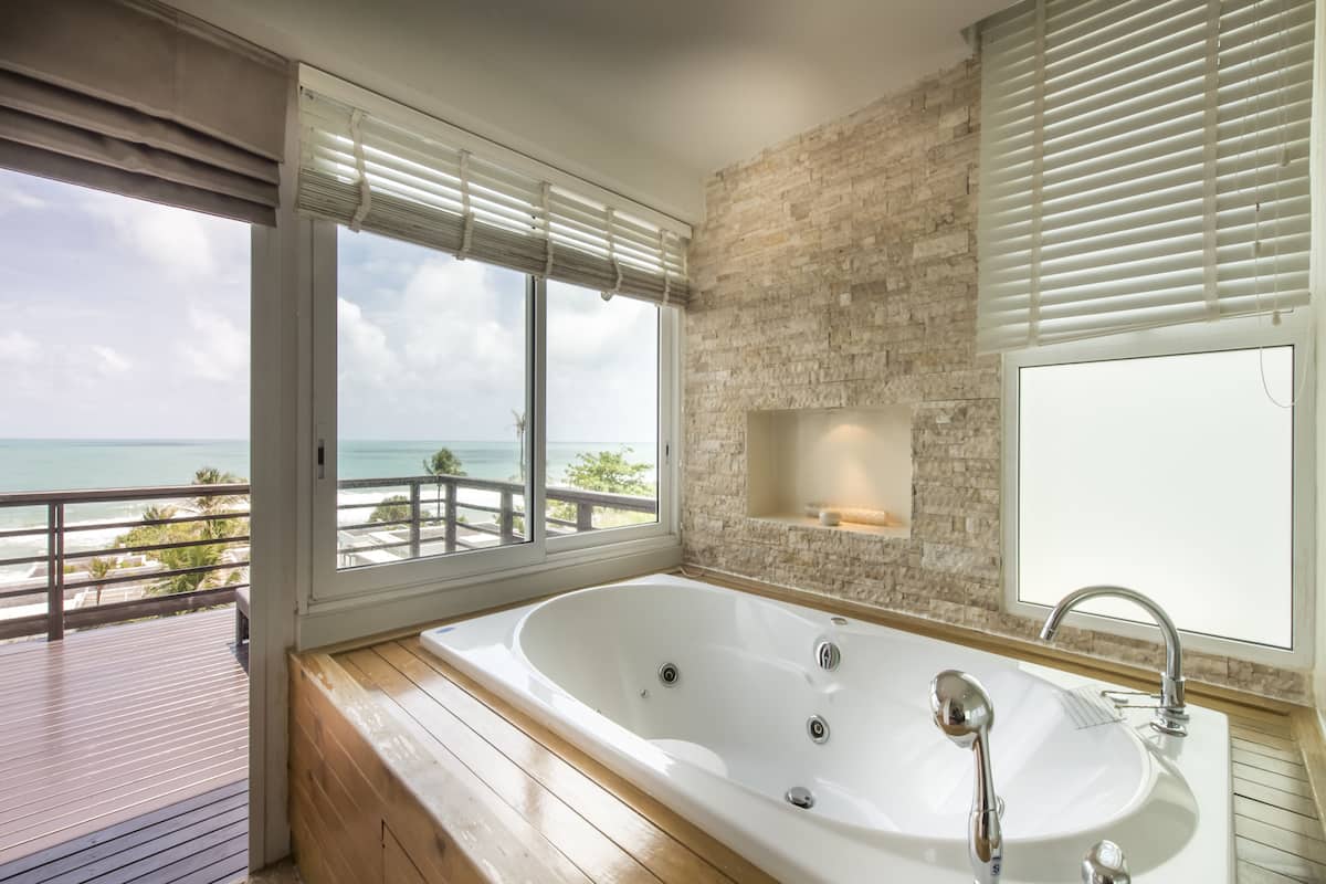 1 br pool residence | jetted bathtub