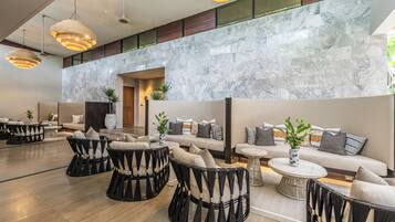 Salas de tratamiento para parejas, una bañera de hidromasaje