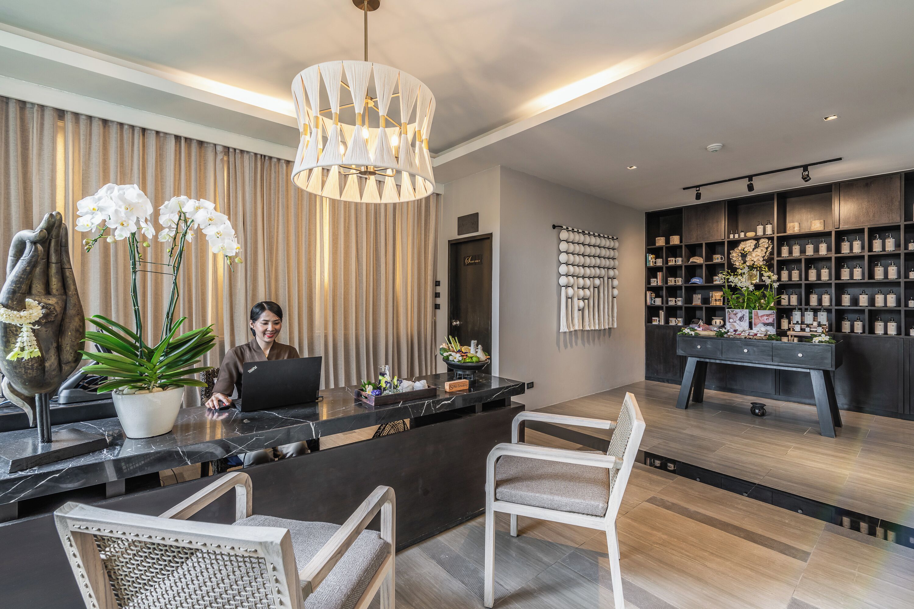 Couples treatment rooms, hot tub, body treatments, hydrotherapy