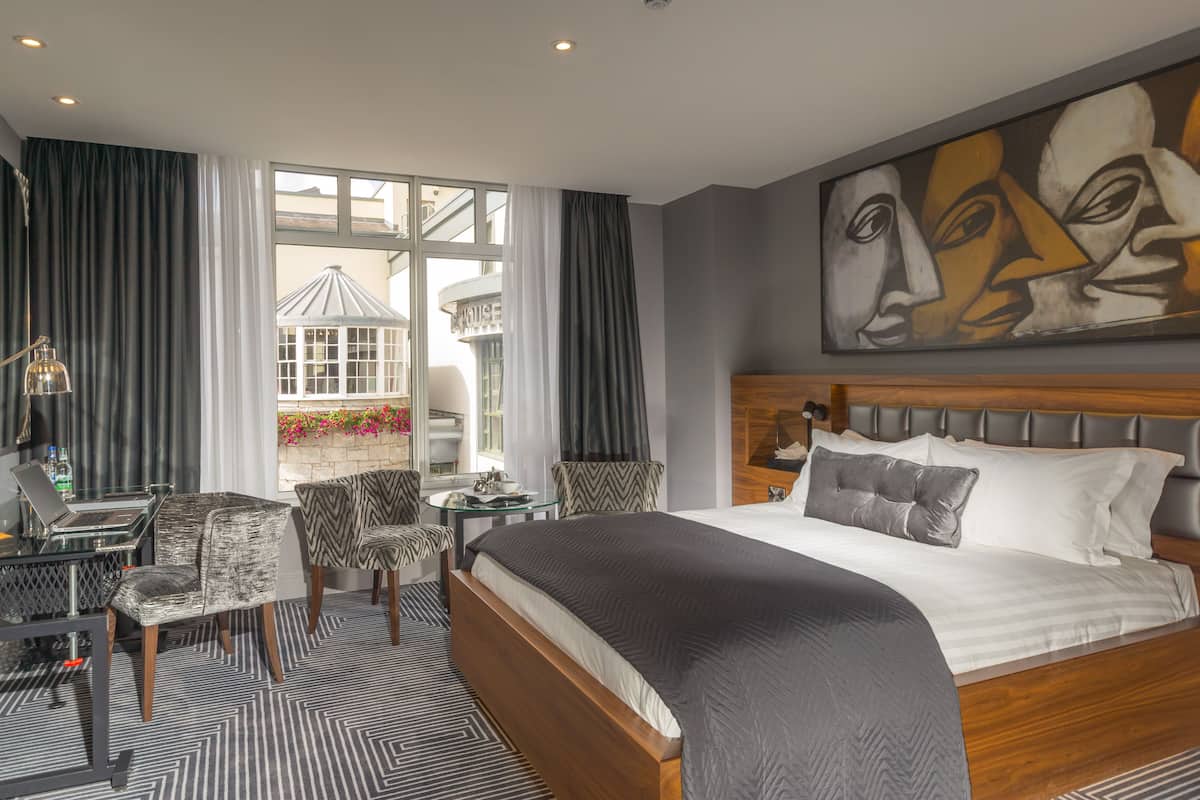 executive room | 1 bedroom, in-room safe, iron/ironing board, free wifi