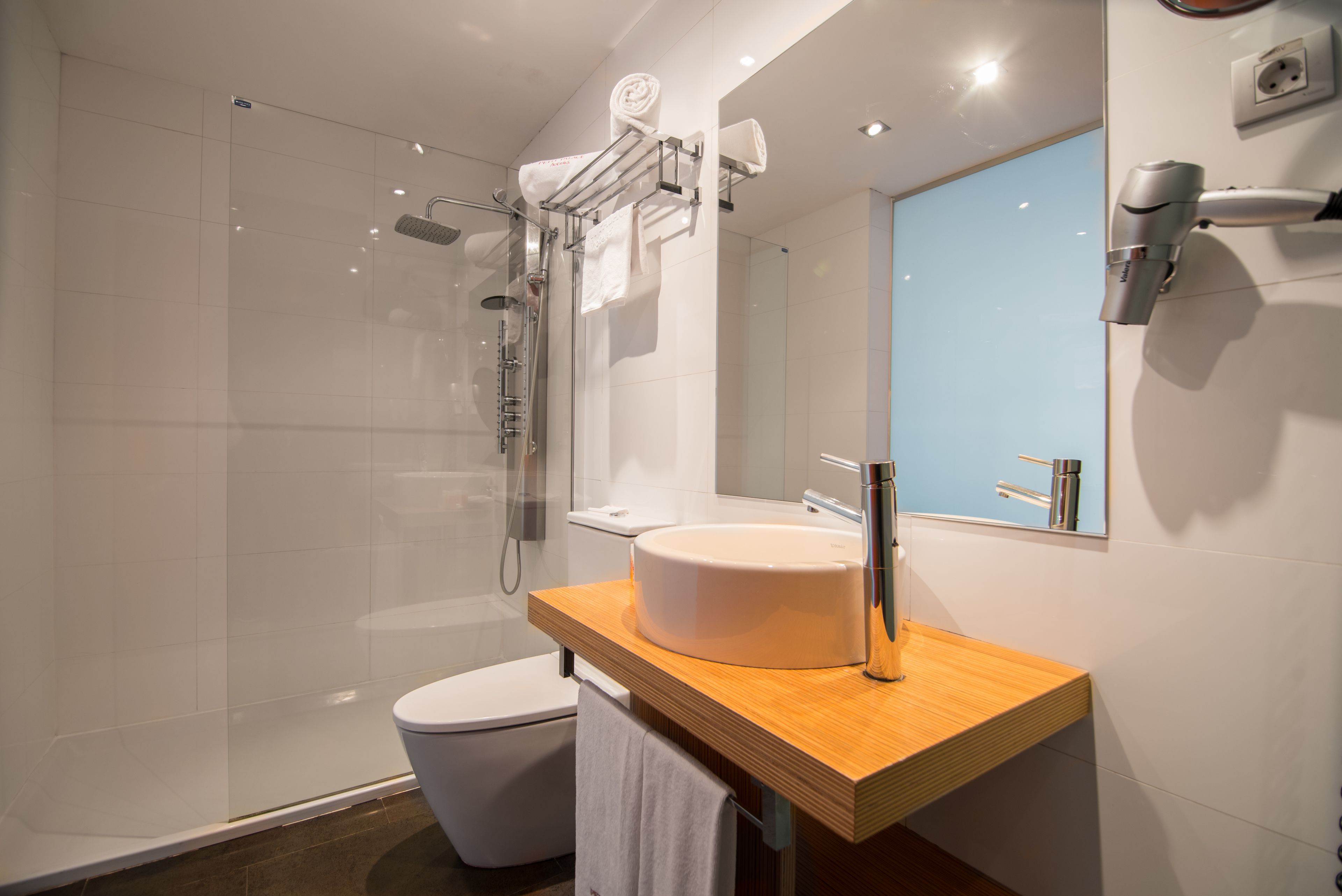 superior double room | bathroom | shower, hydromassage showerhead, free toiletries, hair dryer