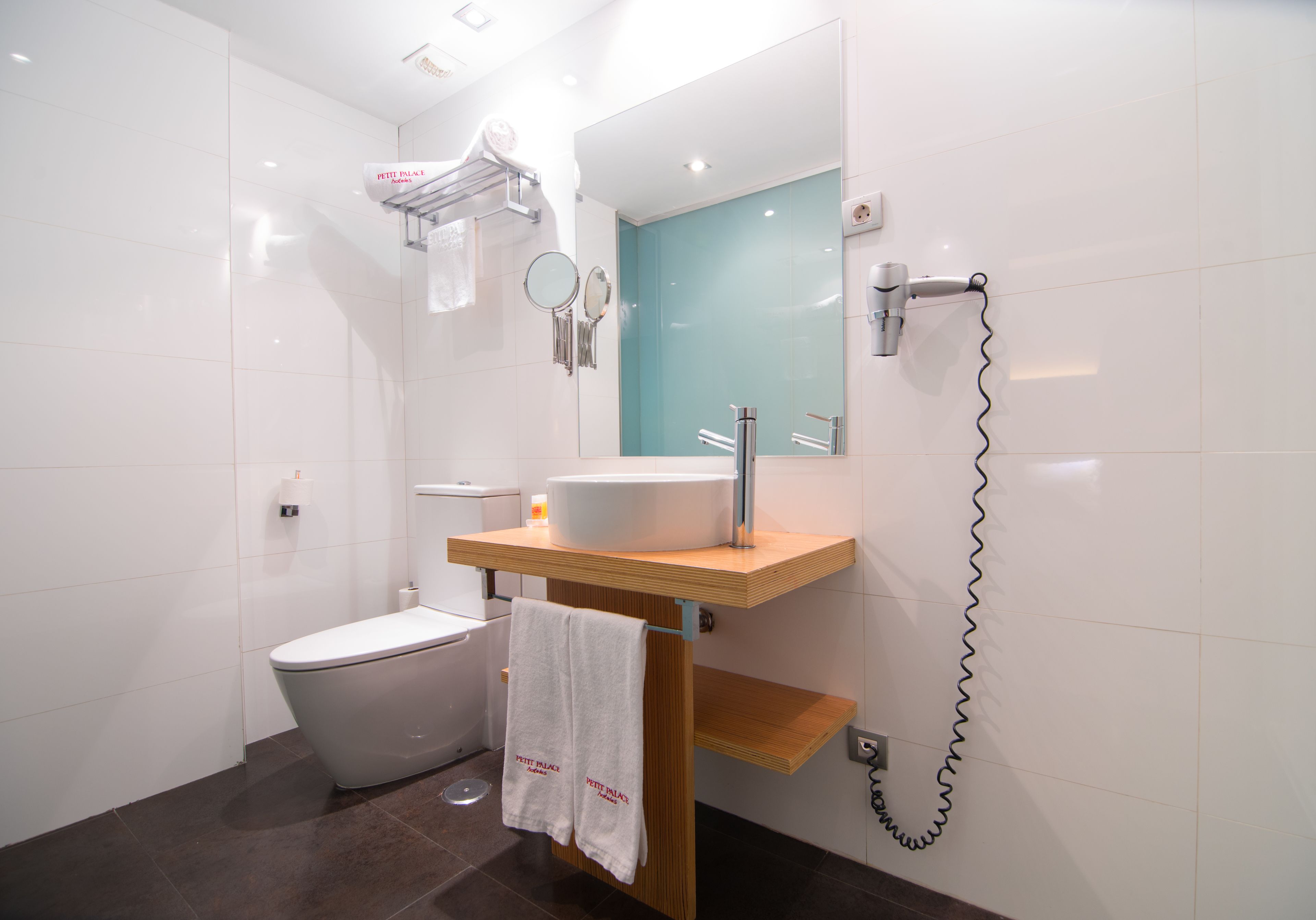 basic double room | bathroom | shower, hydromassage showerhead, free toiletries, hair dryer