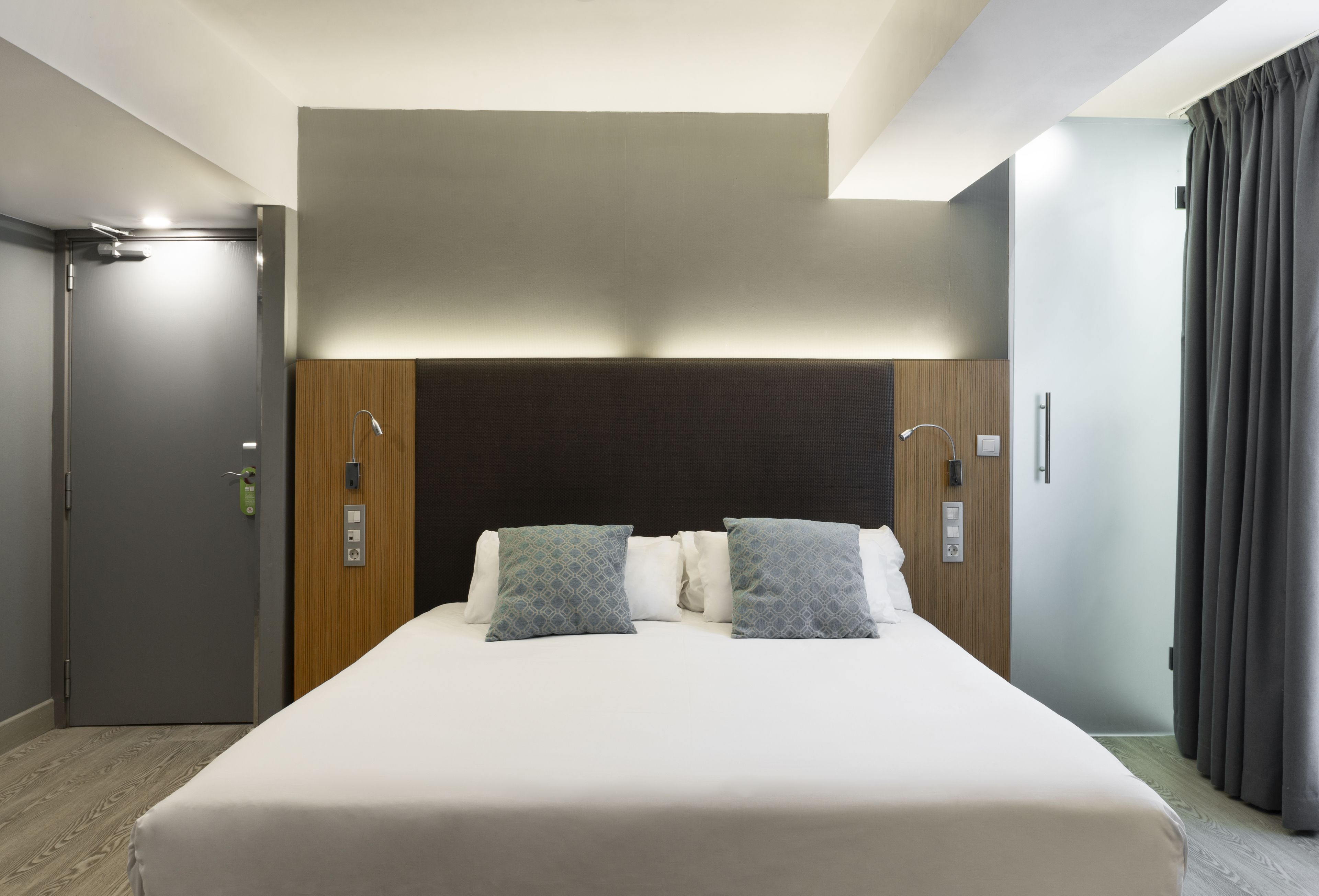 romantic room, 1 double bed | minibar, in-room safe, desk, blackout curtains