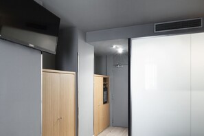 Quadruple Room | Minibar, in-room safe, desk, blackout drapes - Petit Palace Alcalá (Madrid)