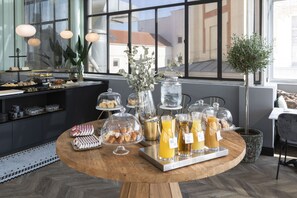 Daily buffet breakfast for a fee - Petit Palace Alcalá (Madrid)
