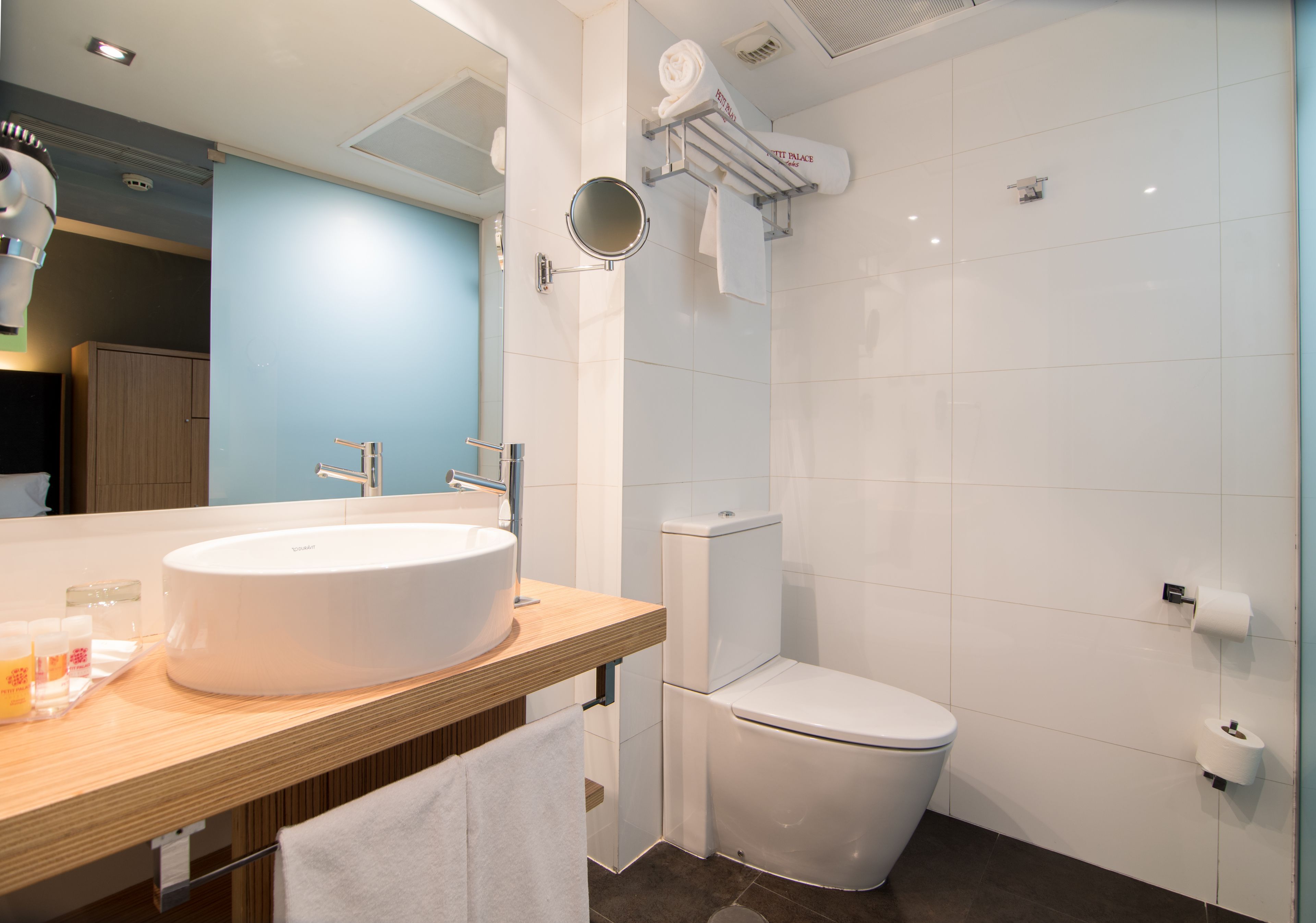 basic double room | bathroom | shower, hydromassage showerhead, free toiletries, hair dryer
