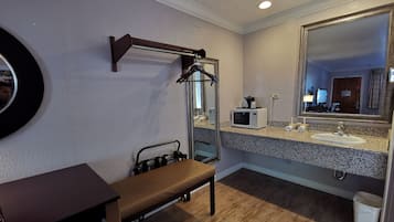 Ducha y bañera combinadas y artículos de higiene personal gratuitos