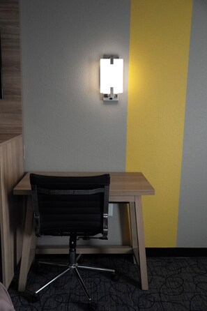 In-room safe, desk, blackout drapes, soundproofing - Super 8 by Wyndham Antioch/Nashville South East (Antioch)