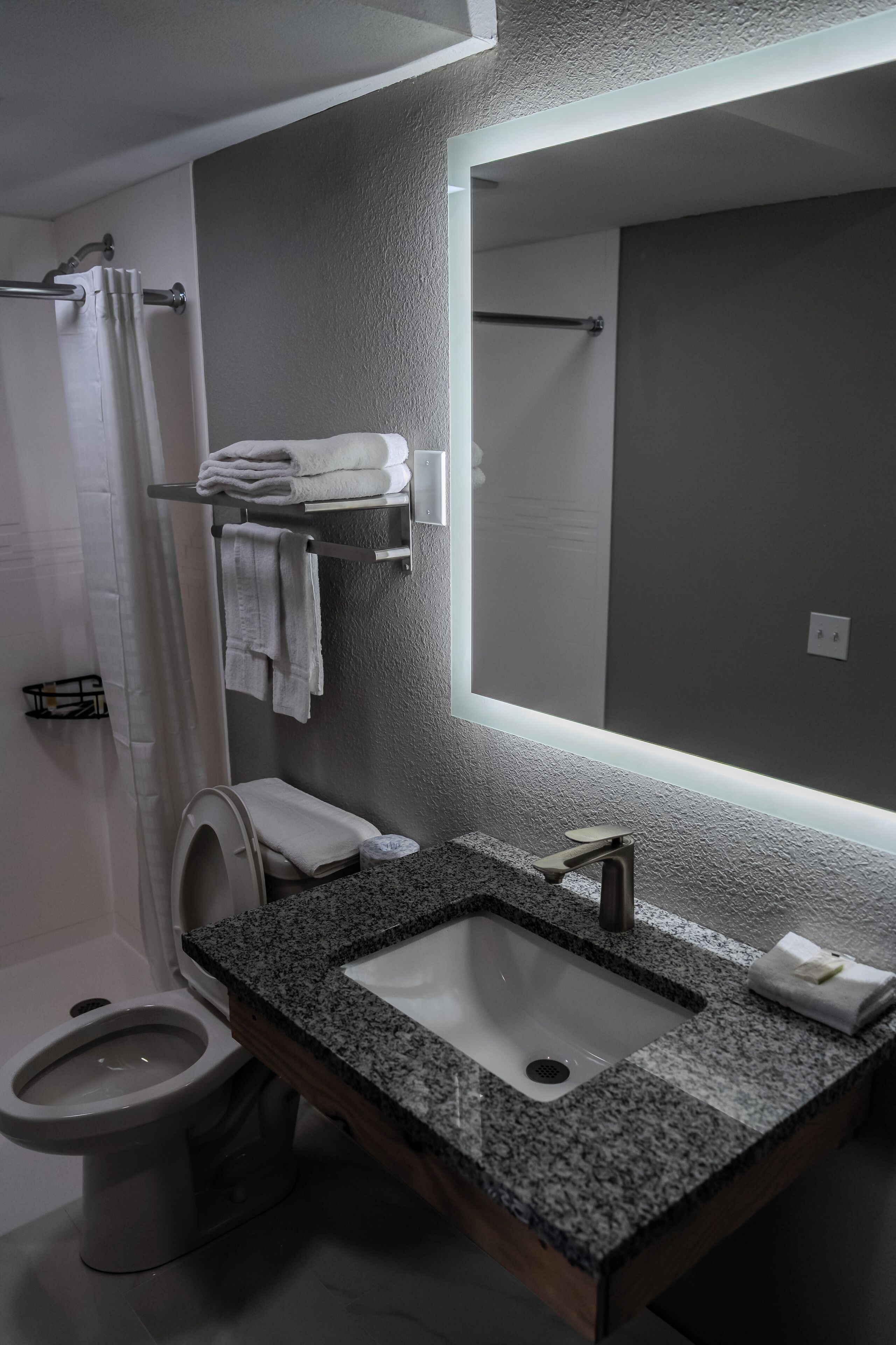 Combined shower/tub, hair dryer, towels