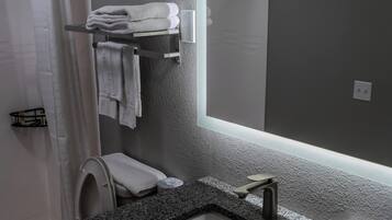 Combined shower/tub, hair dryer, towels