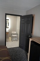 Combined shower/tub, hair dryer, towels